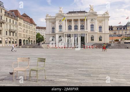 Zürich, Schweiz, 2022.07.28: Weitwinkelansicht des Opernhauses. Im Vordergrund zwei Chiars Stockfoto