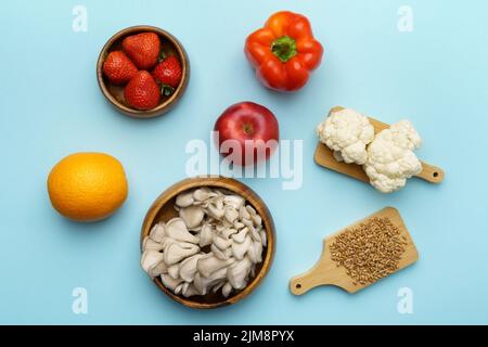 Gesunde Ernährung Zutaten Gemüse, Obst und Superfood. Ernährung, Ernährung, veganes Lebensmittelkonzept. Flach liegend. Blauer Hintergrund Stockfoto