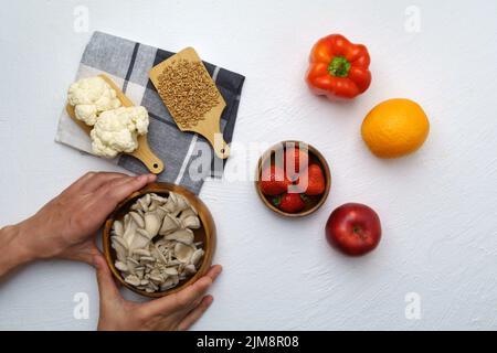 Gesunde Ernährung Zutaten Gemüse, Obst und Superfood. Ernährung, Ernährung, veganes Lebensmittelkonzept. Flach liegend. Weißer Hintergrund Stockfoto