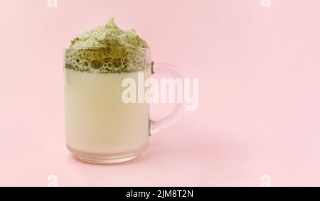 Geschlagener grüner Tee mit Milch, Dalgona Matcha Latte im Glas. Selektiver Fokus. Speicherplatz kopieren Stockfoto