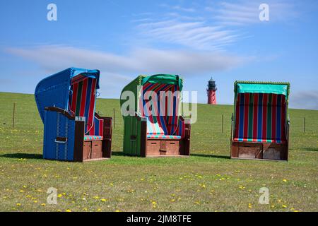 Panoramabild der Landschaft entlang der Deiche von Pellworm mit Liegestühlen, Nordfriesland, Deutschland Stockfoto