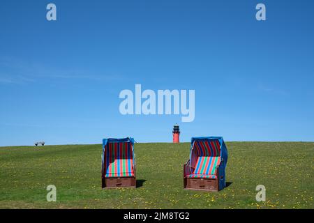 Panoramabild der Landschaft entlang der Deiche von Pellworm mit Liegestühlen, Nordfriesland, Deutschland Stockfoto