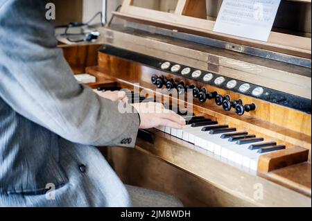 Mann spielt eine Pfeifenorgel Stockfoto