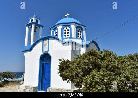 Griechisch-orthodoxe Analipsi Kirche in Gialiskari auf der Insel Ikaria, griechische Inseln, Griechenland, Ikaria, Ägäis, Mittelmeer. Blau-weiße Kirche. Stockfoto