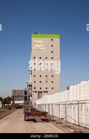 RWZ-Getreidesilo am Rheinhafen Niehl, Lagerplatz, Köln, Deutschland. RWZ Getreidesilo im Hafen Niehl, Lagerhauskai, Köln, Deutschland. Stockfoto