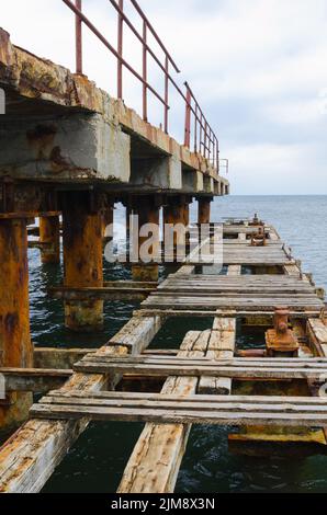 Verlassene alte Brücke Boden. Rostig und unbrauchbar. Stockfoto