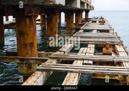 Verlassene alte Brücke Boden. Rostig und unbrauchbar. Stockfoto