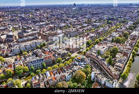 Niederlande, Amsterdam - 13-06-2022: Blick von oben auf die Stadt Amsterdam. Stockfoto