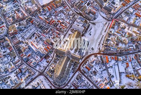 Niederlande, Haarlem - 20-03-2021: Blick von oben auf die Stadt Haarlem im Winter. Stockfoto