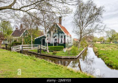 Zaanse Schans typisches holländisches Dorf in der Nähe der Windmühlen. Stockfoto