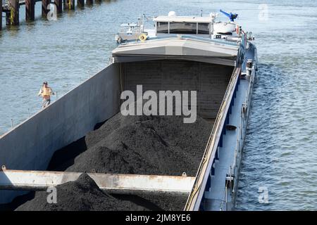 Das mit Kohle beladene Frachtschiff Willi Raab gelangt in die südliche Schleusenkammer Gelsenkirchener Schleusengruppe am Rhein-Herne-Kanal, RHK, in Gelsenkirchen, 08/03/2022, © Stockfoto