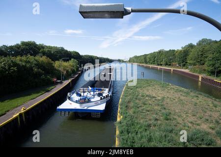 Das mit Kohle beladene Frachtschiff Willi Raab gelangt in die südliche Schleusenkammer Gelsenkirchener Schleusengruppe am Rhein-Herne-Kanal, RHK, in Gelsenkirchen, 08/03/2022, © Stockfoto