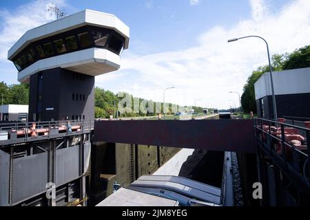 Das mit Kohle beladene Frachtschiff Willi Raab gelangt in die südliche Schleusenkammer Gelsenkirchener Schleusengruppe am Rhein-Herne-Kanal, RHK, in Gelsenkirchen, 08/03/2022, © Stockfoto