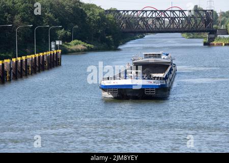 Das Frachtschiff Willi Raab beladen mit Kohleköpfen für die südliche Schleusenkammer, Schleusengruppe Gelsenkirchen am Rhein-Herne-Kanal, RHK, in Gelsenkirchen, 3.. August 2022, © Stockfoto