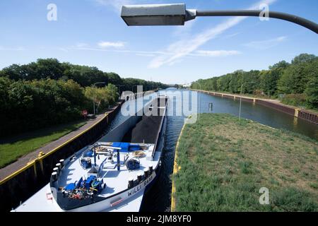 Das mit Kohle beladene Frachtschiff Willi Raab gelangt in die südliche Schleusenkammer Gelsenkirchener Schleusengruppe am Rhein-Herne-Kanal, RHK, in Gelsenkirchen, 08/03/2022, © Stockfoto