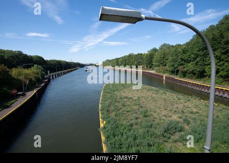 Das Frachtschiff Willi Raab beladen mit Kohleköpfen für die südliche Schleusenkammer, Schleusengruppe Gelsenkirchen am Rhein-Herne-Kanal, RHK, in Gelsenkirchen, 3.. August 2022, © Stockfoto