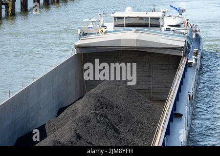 Das mit Kohle beladene Frachtschiff Willi Raab gelangt in die südliche Schleusenkammer Gelsenkirchener Schleusengruppe am Rhein-Herne-Kanal, RHK, in Gelsenkirchen, 08/03/2022, © Stockfoto