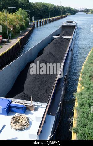 Das mit Kohle beladene Frachtschiff Willi Raab gelangt in die südliche Schleusenkammer Gelsenkirchener Schleusengruppe am Rhein-Herne-Kanal, RHK, in Gelsenkirchen, 08/03/2022, © Stockfoto