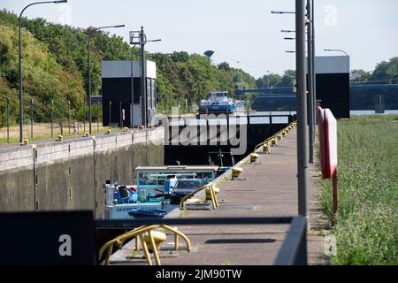 Gelsenkirchen, Deutschland. 03. August 2022. Das mit Kohle beladene Frachtschiff Helena Tineke wird bergauf in der nördlichen Schleusenkammer, Schleusengruppe Gelsenkirchen am Rhein-Herne-Kanal, RHK, in Gelsenkirchen, 08/03/2022, © Credit: dpa/Alamy Live News Stockfoto