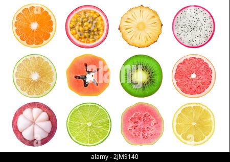 Frische Früchte kreuzen sich isoliert auf weißem Hintergrund. Orange, Passionsfrucht, Ananas, Drachenfrucht, weiße Grapefruit, Papaya, Kiwi, pinke Zirbeldrüse Stockfoto