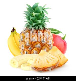 Isolierte tropische Früchte. Mango, Banane und Ananas isoliert auf weißem Hintergrund Stockfoto