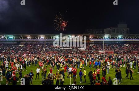 Aktenfoto vom 17-05-2022 von Fans des Nottingham Forest, die auf dem Spielfeld feiern. Nottingham Forest wurde vom Football Association aufgeladen, nachdem ihre Fans nach ihrem Halbfinalsieg bei der Sky Bet Championship über Sheffield United in der vergangenen Saison in den Fußballplatz einmarschierten. Ausgabedatum: Freitag, 5. August 2022. Stockfoto