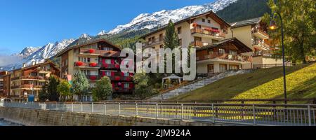 Zermatt, Schweiz Blick auf die Straße in berühmten Schweizer Alpen Skigebiet, Fluss, Schnee Berggipfel, Banner Stockfoto