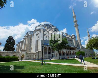 Der Hof der Suleymaniye-Moschee (Suleymaniye Camii) wurde von Mimar Sinan entworfen. Außenansicht. Istanbul, Türkei, Juli 13 2022 Stockfoto