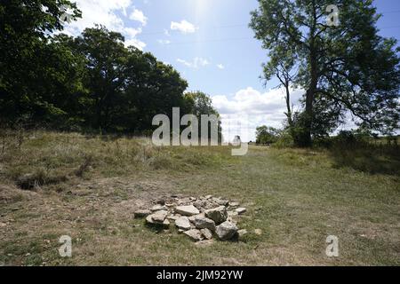 Ein Blick in der Nähe der traditionellen Quelle der Themse, bekannt als Thames Head, einer Gruppe von saisonalen Quellen in der Nähe des Dorfes Coates in den Cotswolds, Gloucestershire. Ausgetrocknete Teile Englands stehen unter sehr trockenen Bedingungen und vor einer weiteren vorhergesagten Hitzewelle vor einem Schlauchleitungsverbot. Bilddatum: Freitag, 5. August 2022. Stockfoto