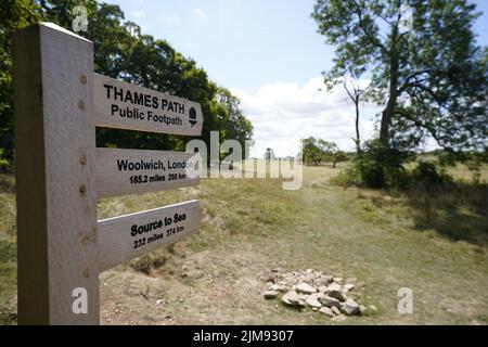 Ein Schild in der Nähe der traditionellen Quelle der Themse, bekannt als Thames Head, einer Gruppe von saisonalen Quellen in der Nähe des Dorfes Coates in den Cotswolds, Gloucestershire. Ausgetrocknete Teile Englands stehen unter sehr trockenen Bedingungen und vor einer weiteren vorhergesagten Hitzewelle vor einem Schlauchleitungsverbot. Bilddatum: Freitag, 5. August 2022. Stockfoto