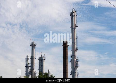 Gelsenkirchen, Deutschland. 03. August 2022. Destillationskolonnen, Schornsteine, Rektifikationskolonnen, Raffinerie der Ruhr Oel GmbH BP in Gelsenkirchen, 3.. August 2022, © Quelle: dpa/Alamy Live News Stockfoto