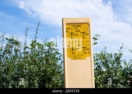 Gelsenkirchen, Deutschland. 03. August 2022. Schild für eine Gaspipeline, Ferngas, Raffinerie der Ruhr Oel GmbH BP in Gelsenkirchen, 3.. August 2022, © Quelle: dpa/Alamy Live News Stockfoto