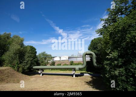 Gelsenkirchen, Deutschland. 03. August 2022. Tanks, Tanklager, Destillationskolonnen, Kamine, Rohrleitungen, Raffinerie der Ruhr Oel GmbH BP in Gelsenkirchen, 3.. August 2022, © Quelle: dpa/Alamy Live News Stockfoto