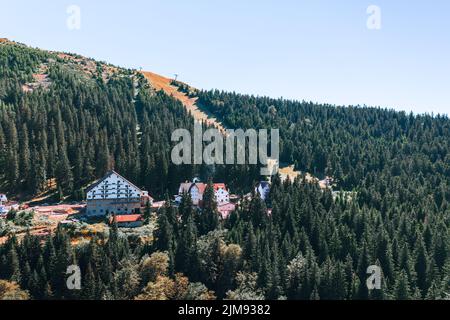 .Schöne Aussicht vom Wanderweg in den Karpaten.Luftlandschaftssicht auf hohe Gipfel mit dunklen Pinienwäldern in wilden Bergen Stockfoto