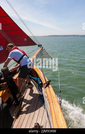 Vordenk-Crew an Bord der traditionellen Gaffelschneiderei „Jolie Brise“: Solent, Hampshire, Großbritannien Stockfoto