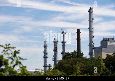 Gelsenkirchen, Deutschland. 03. August 2022. Destillationskolonnen, Schornsteine, Rektifikationskolonnen, Gasflackern, Raffinerie der Ruhr Oel GmbH BP in Gelsenkirchen, 3.. August 2022, © Quelle: dpa/Alamy Live News Stockfoto