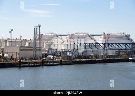 Gelsenkirchen, Deutschland. 03. August 2022. Tanks, Tanklager, Pipelines, im Stadthafen Gelsenkirchen, Raffinerie der Ruhr Oel GmbH BP in Gelsenkirchen, 03.08.2022, © Quelle: dpa/Alamy Live News Stockfoto