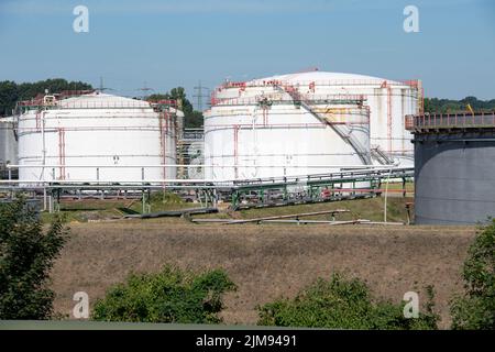 Gelsenkirchen, Deutschland. 03. August 2022. Tanks, Tanklager, Destillationskolonnen, Pipelines, Raffinerie der Ruhr Oel GmbH BP in Gelsenkirchen, 3.. August 2022, © Quelle: dpa/Alamy Live News Stockfoto