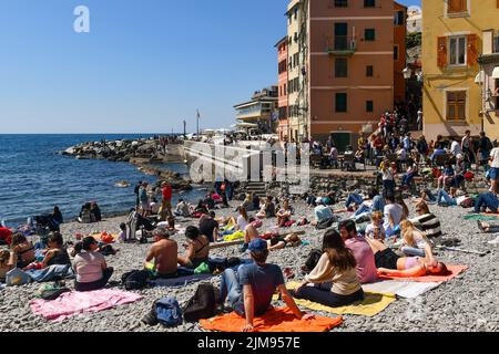 Der kleine Fischerdorf Strand überfüllt mit Touristen am Ostermontag, Boccadasse, Genua, Ligurien, Italien Stockfoto