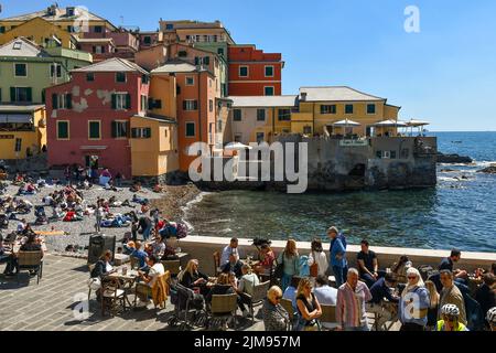 Der kleine Fischerdorf Strand überfüllt mit Touristen am Ostermontag, Boccadasse, Genua, Ligurien, Italien Stockfoto