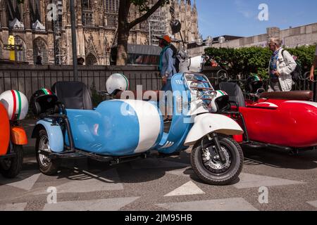 E-Vespina Roller mit Seitenwagen können für Stadtrundfahrten in der Nähe des Kölner Doms gemietet werden. E-Vespina Roller mit Seitenwagen stehen z Stockfoto