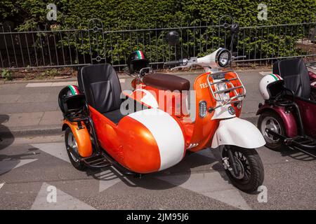 E-Vespina Roller mit Seitenwagen können für Stadtrundfahrten in der Nähe des Kölner Doms gemietet werden. E-Vespina Roller mit Seitenwagen stehen z Stockfoto