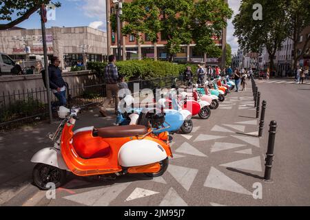 E-Vespina Roller mit Seitenwagen können für Stadtrundfahrten in der Nähe des Kölner Doms gemietet werden. E-Vespina Roller mit Seitenwagen stehen z Stockfoto