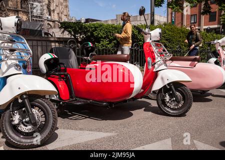 E-Vespina Roller mit Seitenwagen können für Stadtrundfahrten in der Nähe des Kölner Doms gemietet werden. E-Vespina Roller mit Seitenwagen stehen z Stockfoto