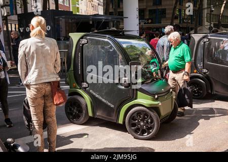 Auf der polisMobility Moving Cities Messe präsentieren Aussteller verschiedene Mobilitätskonzepte für die Zukunft, Köln. Das elektrische Lichtfahrzeug Bi Stockfoto