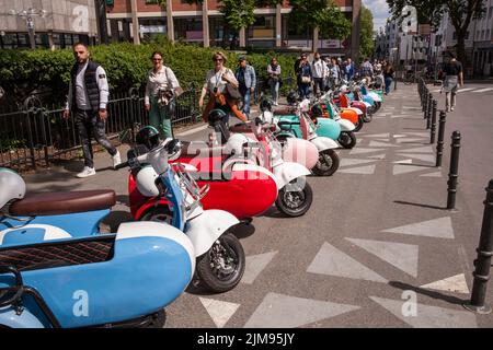 E-Vespina Roller mit Seitenwagen können für Stadtrundfahrten in der Nähe des Kölner Doms gemietet werden. E-Vespina Roller mit Seitenwagen stehen z Stockfoto