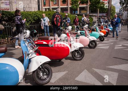 E-Vespina Roller mit Seitenwagen können für Stadtrundfahrten in der Nähe des Kölner Doms gemietet werden. E-Vespina Roller mit Seitenwagen stehen z Stockfoto