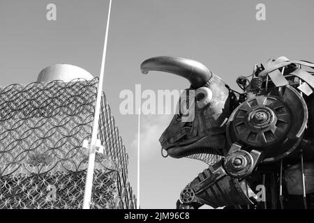 Birmingham, Großbritannien: Der mechanische Bulle, der bei der Eröffnungszeremonie der Commonwealth Games am 28. Juli 2022 vorgestellt wurde, atmet am Freitag, dem 5. August 2022, vor der Library of Birmingham auf dem Centenary Square Dampf. Stockfoto