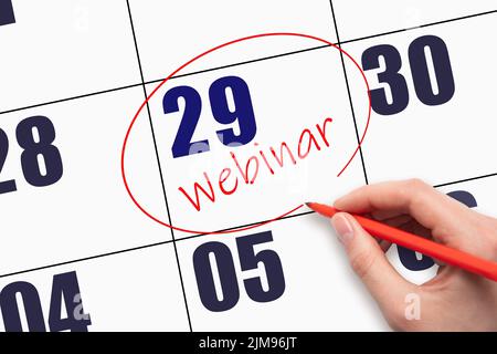 29. Tag des Monats. Webinar zum Schreiben von Texten und Umkreisen des Kalenderdatums. Datum des Webinars im Kalender oder auf der Tagesordnung. Tag des Jahres Konzept. Stockfoto