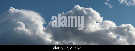 Panorama von weißen und grauen geschwollenen Wolken Stockfoto